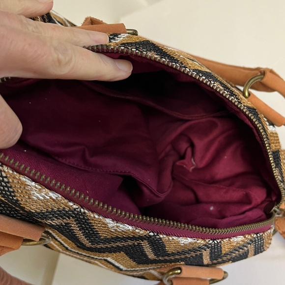 Purse, Miss Albright, black/tan/white chevron pattern, leather trim, EUC!! - Picture 9 of 14